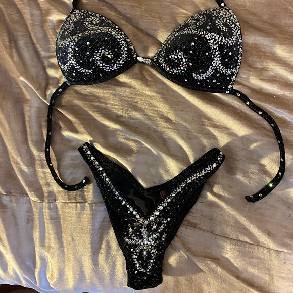 Black Victorian figure suit - Picture 3 of 8